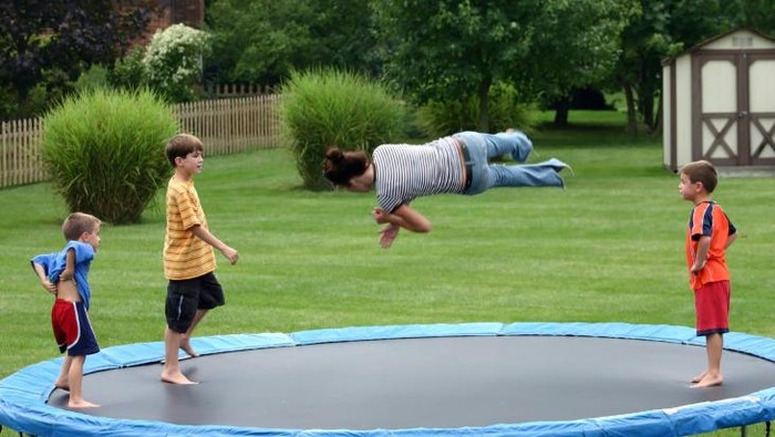 Ilustrasi anak yang bermain trampolin. Foto: thinkstock Ilustrasi anak yang bermain trampolin. Foto: thinkstock