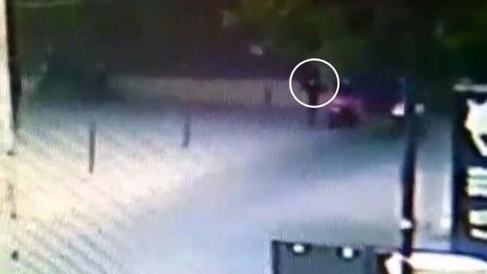 Siapa Pria Misterius Berjaket Hitam yang Melempar Obeng ke Kantor Go-Jek?