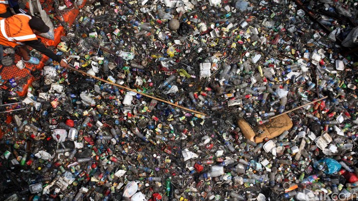 Para petugas kebersihan DKI Jakarta membersihkan sampah sungai di Kali Kwitang, Jakarta, Selasa (3/10/2015). Tumpukan sampah yang didominasi sampah botol minuman dan plastik kemasan menunjukan budaya buang sampah ke sungai belum hilang. Ari Saputra/detikcom.