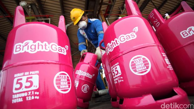 Melihat Pengisian Tabung Gas Bright Pekerja mengisi tabung gas Bright berukuran 5,5 Kg di SPBE Plumpang, Jakarta Utara, Selasa (3/11/2015). Sejak diluncurkan akhir bulan lalu bright gas 5.5kg saat ini baru beredar dipasaran sebanyak 30% dari target yang akan diproduksi sebanyak 70.000 tabung sampai dengan akhir tahun ini. Rachman Haryanto/detikcom.
