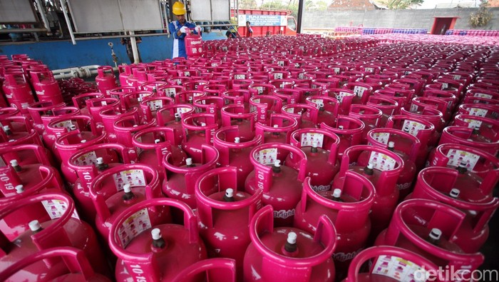 Pekerja mengisi tabung gas Bright berukuran 5,5 Kg di SPBE Plumpang, Jakarta Utara, Selasa (3/11/2015). Sejak diluncurkan akhir bulan lalu bright gas 5.5kg saat ini baru beredar dipasaran sebanyak 30% dari target yang akan diproduksi sebanyak 70.000 tabung sampai dengan akhir tahun ini. Rachman Haryanto/detikcom.
