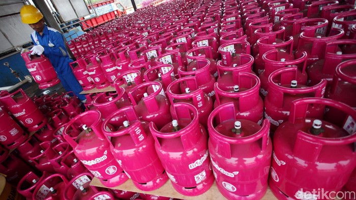 Pekerja mengisi tabung gas Bright berukuran 5,5 Kg di SPBE Plumpang, Jakarta Utara, Selasa (3/11/2015). Sejak diluncurkan akhir bulan lalu bright gas 5.5kg saat ini baru beredar dipasaran sebanyak 30% dari target yang akan diproduksi sebanyak 70.000 tabung sampai dengan akhir tahun ini. Rachman Haryanto/detikcom.