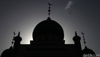 Masjid Abi Dzarr al-Ghifari awalnya dikenal dengan nama Masjid al Bukhair. Masjid ini terletak di sebuah perkebunan sekitar 650 meter dari Masjid Nabawi. Masjid ini juga dikenal dengan nama Masjid as Sajadah karena Rasulullah SAW pernah sholat di masjid ini dan pada sujud terakhirnya berlangsung sangat lama. Saking lamanya, para sahabat bahkan sempat mengira Rasulullah SAW meninggal dalam sholatnya. Namun kemudian Rasulullah bangkit dan menyelesaikan sholatnya. Foto: (Ilustrasi masjid al Bukhair) dikhy sasra