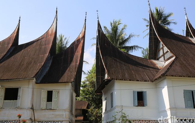 Atap rumah gadang terbuat dari