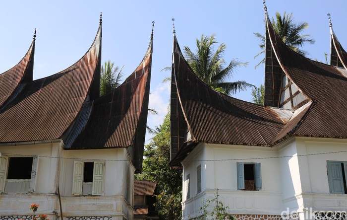 Rumah Gadang atau Rumah Godang adalah nama untuk rumah adat Minangkabau yang merupakan rumah tradisional dan banyak di jumpai di provinsi Sumatera Barat, Indonesia. Rumah ini juga disebut dengan nama lain oleh masyarakat setempat dengan nama Rumah Bagonjong atau ada juga yang menyebut dengan nama Rumah Baanjuang. detikfoto/dikhy sasra