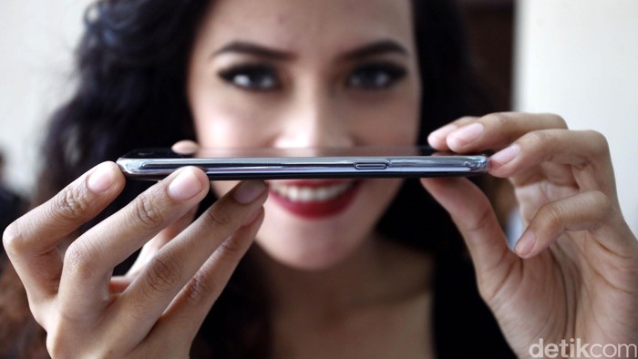 Kerjasama Smartfren dan Samsung Provider penyedia layanan 4G LTE Smartfren membundling Smartphone Samsung Galaxy J2 menyajikan perfoma prima bagi para pengguna dengan harga murah Rp 1,9 juta, Rabu (4/11/2015). Keikutsertaan Smartfren dalam pasar OMH (Open Market Handset) merupakan salah satu wujud dari misi Smartfren untuk memperkaya pengalaman pelanggan dengan produk dan layanan 4G LTE yang inovatif, terluas dan terandal di Indonesia. Rachman Haryanto/detikcom.