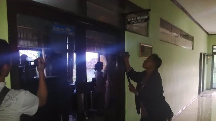 Tipikor Kejari Lamongan Geledah Kantor BLH