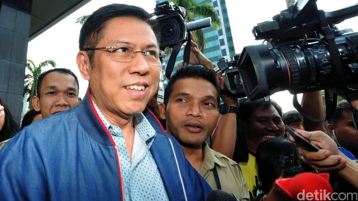 Wakil Ketua Komisi VII DPR dari Fraksi Demokrat, Mulyadi berjalan keluar dari gedung kpk usai diperiksa, Jakarta (4/11/2015).  Mulyadi diperiksa terkait kasus suap penganggaran proyek pembangunan Pembangkit Listrik Tenaga Mikro Hidro (PLTMH) di Kabupaten Deiyai, Papua. Hasan Alhabshy/detikcom