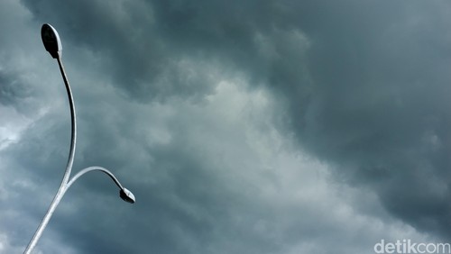 Gumpalan awan Mendung. detikfoto/dikhysasra