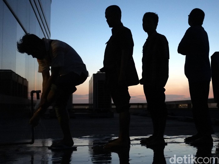 antri wudhu sholat. detikfoto/detikcom