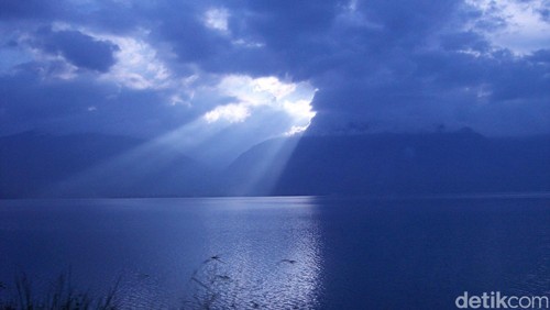 Bias sinar  atas awan didanau singkarak, sumbar.detikfoto/dikhy sasra