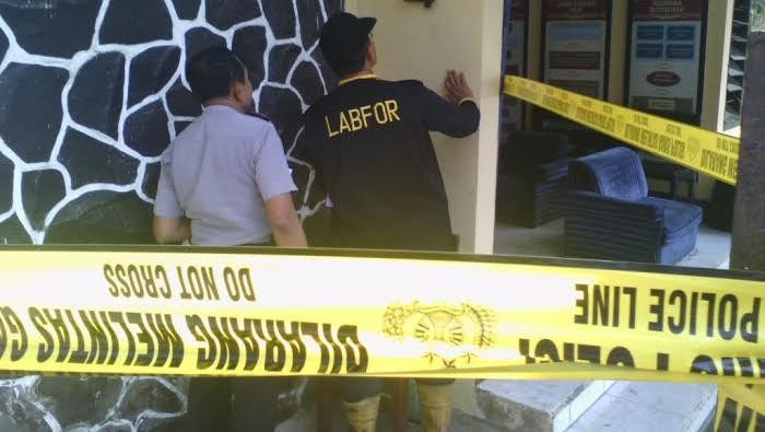 Tim Labfor Olah TKP Pasca Kebakaran Polsek Klakah