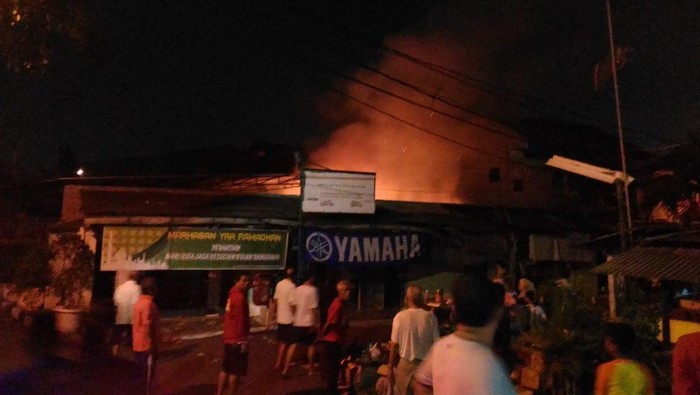 Kebakaran Terjadi di Perkampungan Dekat Tol Jatiwaringin