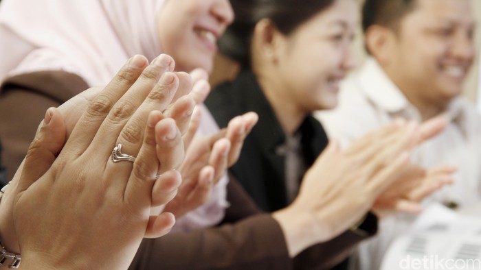 kekompakan pekerja kantor dalam satu tim kerja. detikfoto/dikhysasra