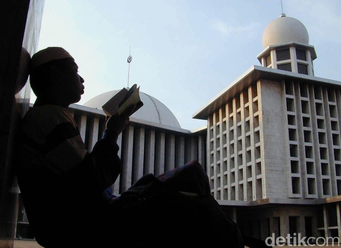mengaji di masjid.detikfoto/dikhy sasra