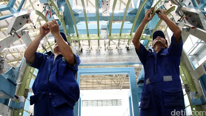 Melihat proses perakitan pesawat N219 di Kantor PT Dirgantara Indonesia, Bandung. Pesawat N 219 sendiri direncanakan akan Roll Out di November 2015. Agung Pambudhy/detikcom.