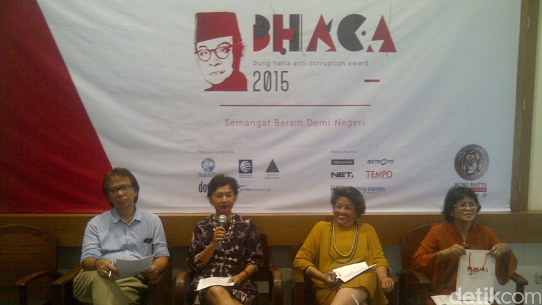 Risma dan Bupati Batang Raih Bung Hatta Award 2015 Risma dan Bupati Batang Raih Bung Hatta Award 2015