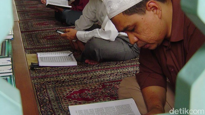mengaji di masjid.detikfoto/dikhy sasra