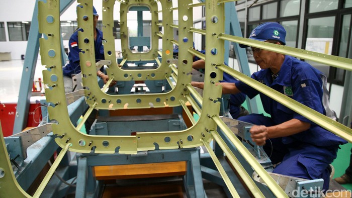 Melihat proses perakitan pesawat N219 di Kantor PT Dirgantara Indonesia, Bandung. Pesawat N 219 sendiri direncanakan akan Roll Out di November 2015. Agung Pambudhy/detikcom.