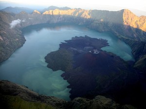 Lebih Dekat dengan Gunung Rinjani dan Anaknya