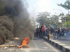 Demo Tolak Kekerasan Polisi di Makassar Berujung Bentrokan