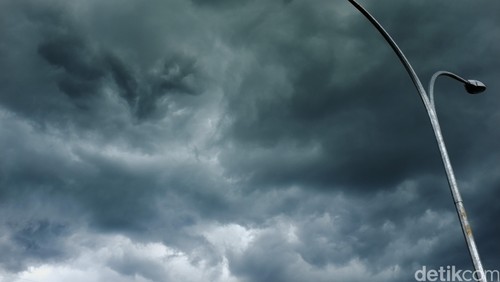 Gumpalan awan Mendung. detikfoto/dikhysasra