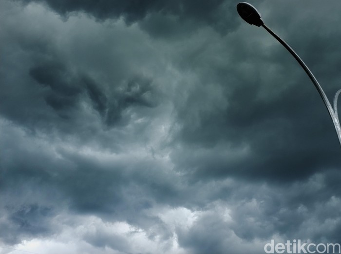 Gumpalan awan Mendung. detikfoto/dikhysasra