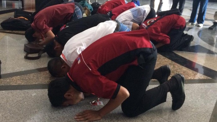 Permohonan Dikabulkan, Perwakilan Buruh Sujud Syukur di MK
