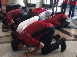 Permohonan Dikabulkan, Perwakilan Buruh Sujud Syukur di MK