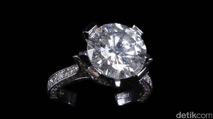 Perhiasan dalam bentuk cincin emas dan batu permata. detikfoto/dikhy sasra
