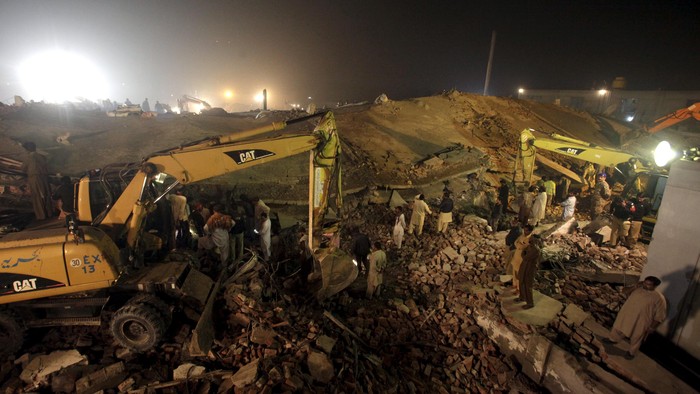 18 Orang Tewas Akibat Robohnya Pabrik di Pakistan