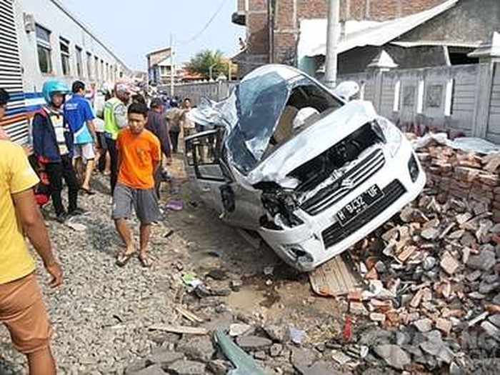 Kereta Hajar Mobil dan Motor di Semarang, 1 Orang Tewas