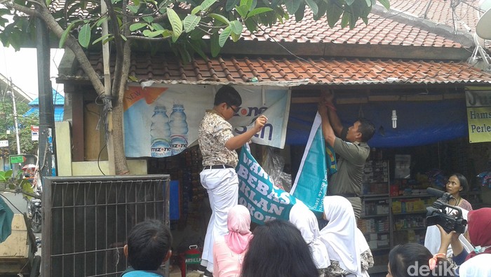 Waspada Bahaya Rokok, Siswa SMP Ini Copot Iklan Rokok di Warung-warung