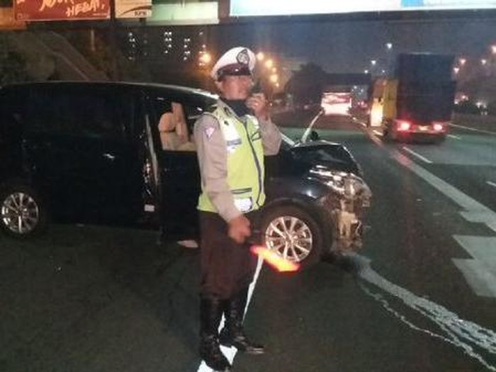 Honda Civic Kecelakaan Hingga Terbalik di Pesanggarahan