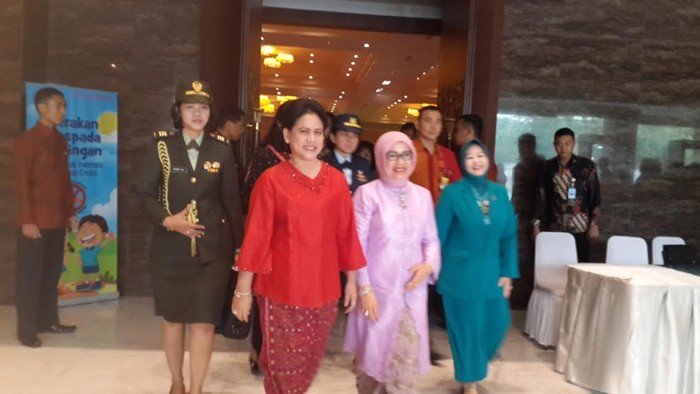 Perang Melawan Cacingan, Iriana: Apa Saya Juga Harus Diperiksa?
