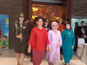 Perang Melawan Cacingan, Iriana: Apa Saya Juga Harus Diperiksa?