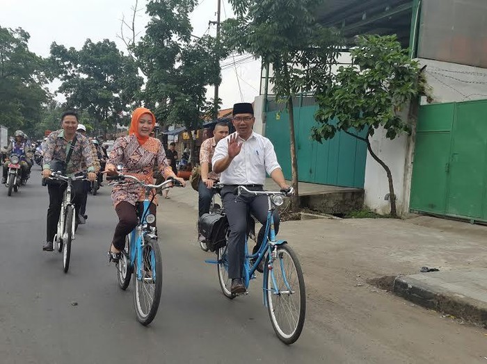 Gowes Bareng, Atalia Temani Ridwan Kamil Blusukan ke Bandung Kulon