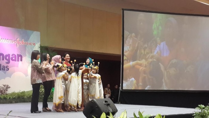 Ibu Negara Iriana Ajak Masyarakat Perang Melawan Cacingan