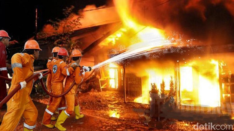  Kebakaran  di Hunian Padat Menteng 21 Unit Damkar Dikerahkan