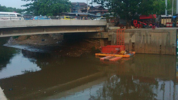 Begini Cara Petugas Bersihkan Sampah yang Melimpah di Pintu Air Manggarai