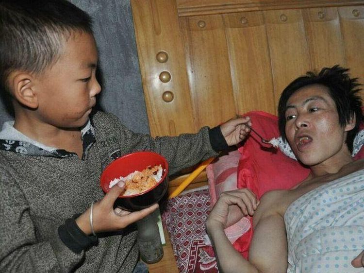 Kisah Bocah 7 Tahun yang Rawat Ayahnya Seorang Diri