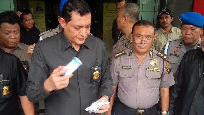 Polisi Sita 15 ribu Aksesoris Palsu Berlogo Apple di Medan