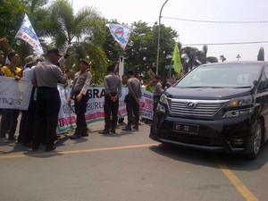 Buruh Demak Cegat Menteri Hanif, Protes Upah Cuma Rp 1,6 juta