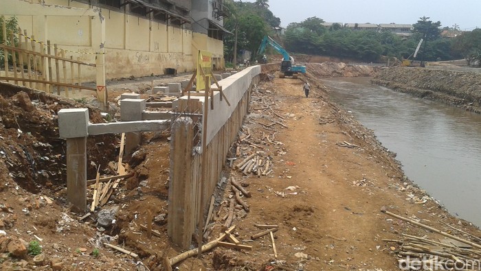 Menengok Persiapan Kali Ciliwung Menghadapi Musim Hujan