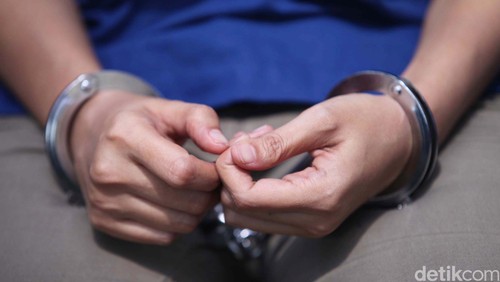 Pelaku kejahatan jalanan diborgol polisi / pelaku street crime. Agung Pambudhy/Detikcom.