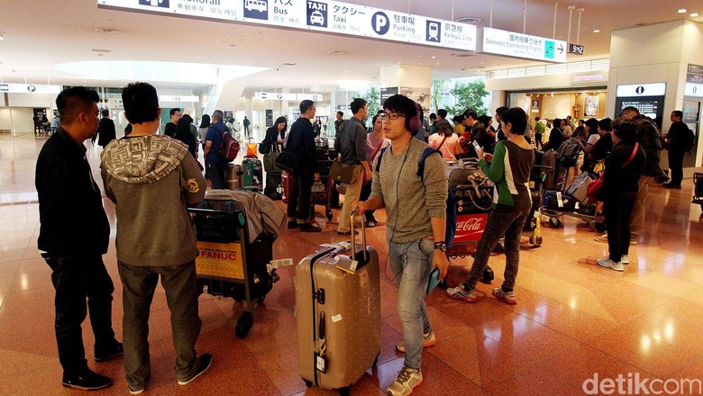 Bersihnya Bandara Haneda Tokyo Ibukota Jepang, Tokyo memiliki dua bandara internasional yakni Bandara Internasional Narita dan Haneda. Bandara Haneda yang berada di pusat Tokyo ini, memiliki bangunan arsiretuk yang modern dan megah, serta sentuhan teknologi tinggi. Rengga Sancaya/detikcom.
