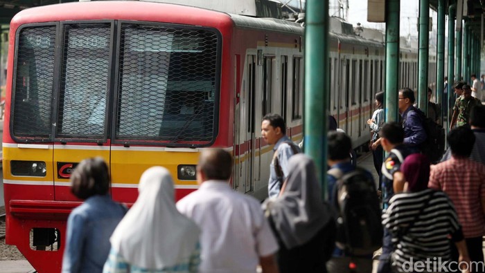 Kamu termasuk anak kereta yang pulang-pergi kerja naik commuter line? Penelitian menyebut anak kereta lebih sehat daripada populasi pada umumnya lho. Foto: agung pambudhy/detikcom Kamu termasuk anak kereta yang pulang-pergi kerja naik commuter line? Penelitian menyebut anak kereta lebih sehat daripada populasi pada umumnya lho. Foto: agung pambudhy/detikcom