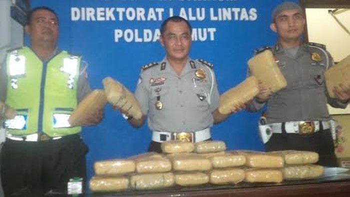Langgar Rambu Lalin, Pengemudi Kabur Tinggalkan Mobil Berisi 29 Kg Ganja