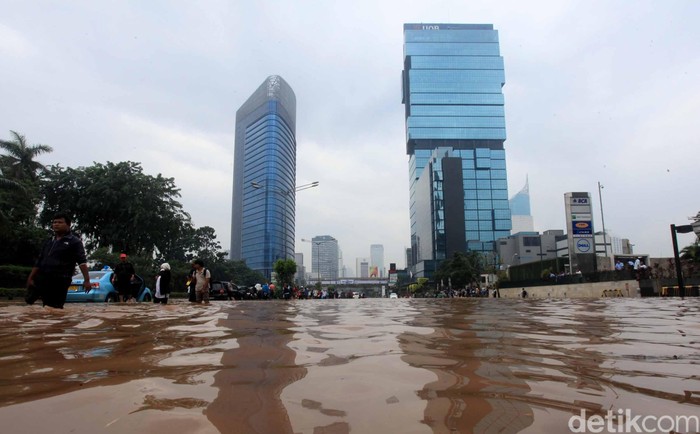 Banjir di bundaran HI jakarta. file/detikfoto/ari saputra
