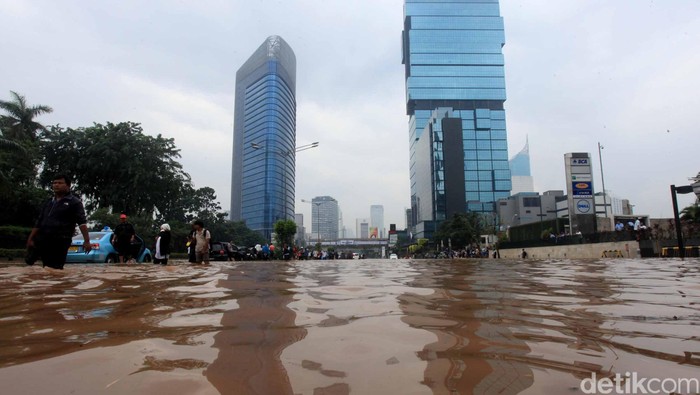 Banjir di bundaran HI jakarta. file/detikfoto/ari saputra